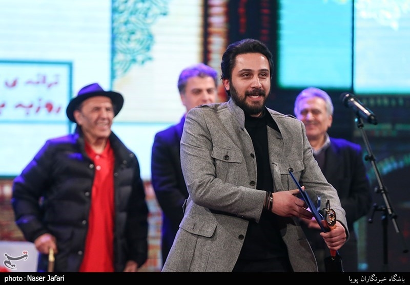 تقدیر از روزبه بمانی در پنجمین جشن موسیقی سالانه موسیقی ما