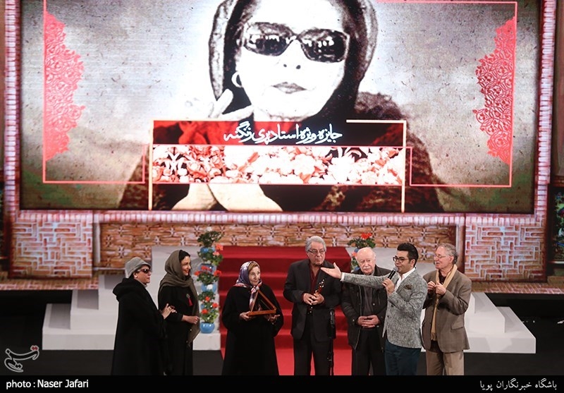تقدیر از پری زنگنه در پنجمین جشن موسیقی سالانه موسیقی ما