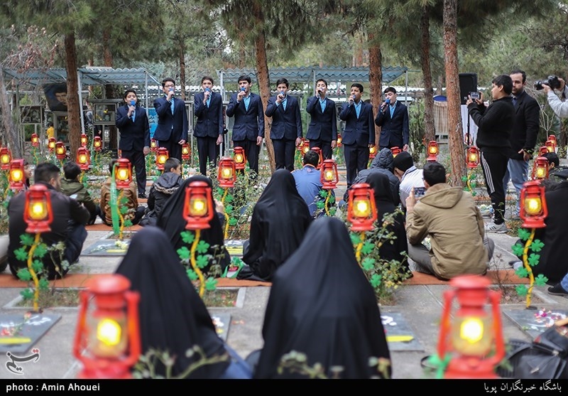 اجرای سرود در قطعه سرداران بی پلاک به مناسبت آیین میهمانی لاله ها