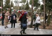 عطرافشانی و گلباران مزار شهدای ادیان توحیدی با حضور خانواده معظم شهدای ارمنی، کلیمی، زرتشتی و آشوری در آرامستان زرتشتیان تهران