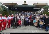 عکس یادگاری خانواده شهدای ارمنی، کلیمی، زرتشتی و آشوری در آرامستان زرتشتیان تهران