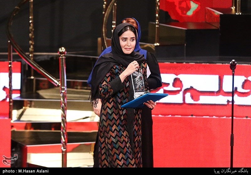 اهداء سیمرغ بلورین بهترین بازیگر نقش اول زن سی‌وهفتمین جشنواره فیلم فجر به الناز شاکردوست برای فیلم «شبی که ماه کامل شد»