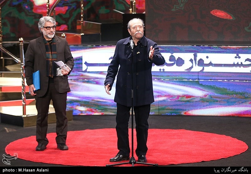 اهداء سیمرغ بلورین بهترین بازیگر نقش مکمل مرد سی‌وهفتمین جشنواره فیلم فجر به علی نصیریان برای فیلم «مسخره‌باز»