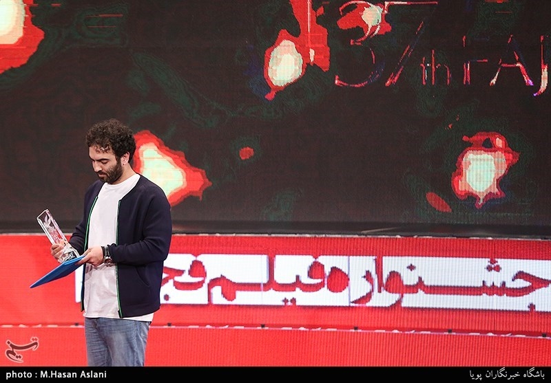 اهداء سیمرغ بلورین بهترین فیلم هنر و تجربه سی‌وهفتمین جشنواره فیلم فجر به همایون غنی‌زاده کارگردان فیلم «مسخره‌باز»