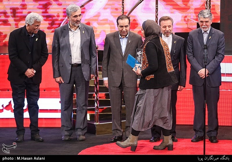 اهداء سیمرغ بلورین بهترین کارگردانی سی‌وهفتمین جشنواره فیلم فجر به نرگس آبیار برای فیلم «شبی که ماه کامل شد»