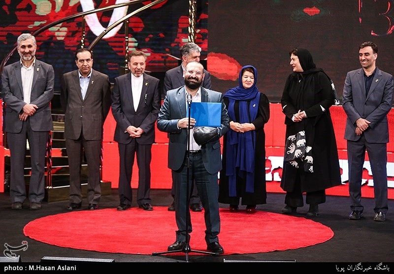 اهداء سیمرغ بلورین بهترین فیلم سی‌وهفتمین جشنواره فیلم فجر به محمدحسین قاسمی تهیه‌کننده فیلم «شبی که ماه کامل شد»