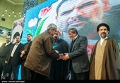 تجلیل از خانواده شهدا با حضور حسین بحیرائی شهردار منطقه14، محسن هاشمی رفسنجانی رییس شورای شهر تهران و حجت الاسلام سید محمد حسن ابوترابی فرد خطیب جمعه تهران در مراسم  یادواره شهدای مدافع حرم منطقه 14 دارالمومنین تهران