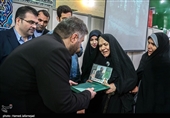 تجلیل از مادر شهید توسط حسین بحیرائی شهردار منطقه در مراسم  یادواره شهدای مدافع حرم منطقه 14 دارالمومنین تهران14