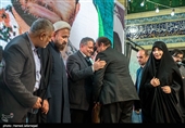 تجلیل از خانواده شهدا با حضور محسن هاشمی رفسنجانی رییس شورای شهر تهران  در مراسم  یادواره شهدای مدافع حرم منطقه 14 دارالمومنین تهران