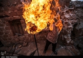 نفت به همراه گاز از چاه بیرون می‌آید، که پس از جداسازی گاز، با خط لوله تصفیه‌ شده و برای پالایشگاه گاز می‌فرستند؛ اما چون قبلا پالایشگاه گاز نبود، این گاز را می‌سوزاندند. اکنون نیز در برخی مناطق، از نفت سفید گرفته تا عنبل در شهرستان لالی همین‌طور است و اهالی از این گاز برای روشنایی و گرما استفاده می‌کنند.