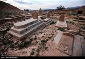 مردم نفت سفید از ایل بختیاری هستند .در قدیم نام دیگر آن پاریس ایران بود که آن هم به دلیل وجود مستشاران خارجی بود که با کشف نفت در انجا اقامت داشتن دلیل نامیدن این شهر به نفت سفید وجود نفتی بود بی رنگ و با کیفیت  بالا که می‌توان بدون انجام هیچ‌گونه تصفیه‌ای به عنوان بنزین از آن استفاده کرد اما حالا دیگر خبری از استخراج نفت در آن نیست