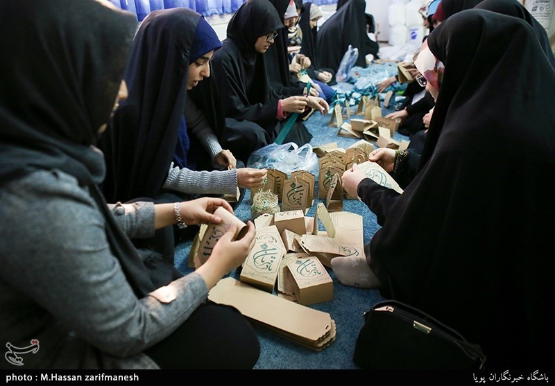 بسته بندی ارزاق و هدایای مادران سرپرست خانوار توسط گروه جهادی جمعیت مردمی امام حسنی