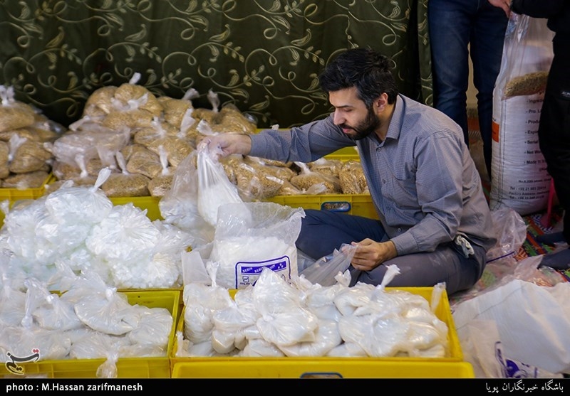 بسته بندی ارزاق و هدایای مادران سرپرست خانوار توسط گروه جهادی جمعیت مردمی امام حسنی