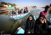 اولین کتابخانه سیار شناور کانون پرورش فکری خوزستان در راستای خدمت‌رسانی به کودکان و نوجوانان روستاهای مجاور تالاب شادگان راه‌اندازی شد.