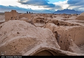 روستایی که آثار تاریخی شگفت‌انگیزی را در خود جای داده،از جمله قلعه سریزد که با معماری منحصر به فرد خود قدیمی‌ترین صندوق امانات لقب گرفته‌است.این قلعه ۳ طبقه خشت و گلی که ۷۷۹۰ مترمربع مساحت دارد و در روستای سریزد از توابع مهریز استان یزد واقع شده‌ بنایی با با کاربری حکومتی و دفاعی بوده است .