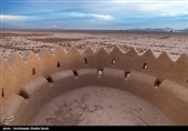 این قلعه ۳ طبقه خشت و گلی که ۷۷۹۰ مترمربع مساحت دارد و در روستای سریزد از توابع مهریز استان یزد واقع شده‌ بنایی با کاربری حکومتی و دفاعی بوده‌است اما این قلعه ویژگی منحصر به فردی دارد.