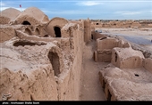 این بنا ۴۶۸ حجره دارد که هر کدام از آنها متعلق به یک خانواده بوده تا اشیاء با ارزش خود را در آن نگهداری کنند و در هنگام هجوم دشمن نیز در این حجره‌ها پناه بگیرند بنابراین قلعه سریزد در واقع  به عنوان قدیمی‌ترین صندوق امانات بانکی تاریخ شناخته‌ می‌شود.