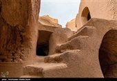 این قلعه ۳ طبقه خشت و گلی که ۷۷۹۰ مترمربع مساحت دارد و در روستای سریزد از توابع مهریز استان یزد واقع شده‌ بنایی با کاربری حکومتی و دفاعی بوده‌است اما این قلعه ویژگی منحصر به فردی دارد.