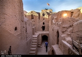 این بنا ۴۶۸ حجره دارد که هر کدام از آنها متعلق به یک خانواده بوده تا اشیاء با ارزش خود را در آن نگهداری کنند و در هنگام هجوم دشمن نیز در این حجره‌ها پناه بگیرند بنابراین قلعه سریزد در واقع  به عنوان قدیمی‌ترین صندوق امانات بانکی تاریخ شناخته‌ می‌شود.