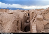 این بنا ۴۶۸ حجره دارد که هر کدام از آنها متعلق به یک خانواده بوده تا اشیاء با ارزش خود را در آن نگهداری کنند و در هنگام هجوم دشمن نیز در این حجره‌ها پناه بگیرند بنابراین قلعه سریزد در واقع  به عنوان قدیمی‌ترین صندوق امانات بانکی تاریخ شناخته‌ می‌شود.