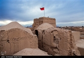 این قلعه ۳ طبقه خشت و گلی که ۷۷۹۰ مترمربع مساحت دارد و در روستای سریزد از توابع مهریز استان یزد واقع شده‌ بنایی با کاربری حکومتی و دفاعی بوده‌است اما این قلعه ویژگی منحصر به فردی دارد.