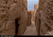 این بنا ۴۶۸ حجره دارد که هر کدام از آنها متعلق به یک خانواده بوده تا اشیاء با ارزش خود را در آن نگهداری کنند و در هنگام هجوم دشمن نیز در این حجره‌ها پناه بگیرند بنابراین قلعه سریزد در واقع  به عنوان قدیمی‌ترین صندوق امانات بانکی تاریخ شناخته‌ می‌شود.