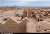 این بنا ۴۶۸ حجره دارد که هر کدام از آنها متعلق به یک خانواده بوده تا اشیاء با ارزش خود را در آن نگهداری کنند و در هنگام هجوم دشمن نیز در این حجره‌ها پناه بگیرند بنابراین قلعه سریزد در واقع  به عنوان قدیمی‌ترین صندوق امانات بانکی تاریخ شناخته‌ می‌شود.