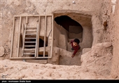این بنا ۴۶۸ حجره دارد که هر کدام از آنها متعلق به یک خانواده بوده تا اشیاء با ارزش خود را در آن نگهداری کنند و در هنگام هجوم دشمن نیز در این حجره‌ها پناه بگیرند بنابراین قلعه سریزد در واقع  به عنوان قدیمی‌ترین صندوق امانات بانکی تاریخ شناخته‌ می‌شود.