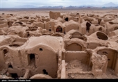 روستایی که آثار تاریخی شگفت‌انگیزی را در خود جای داده،از جمله قلعه سریزد که با معماری منحصر به فرد خود قدیمی‌ترین صندوق امانات لقب گرفته‌است.این قلعه ۳ طبقه خشت و گلی که ۷۷۹۰ مترمربع مساحت دارد و در روستای سریزد از توابع مهریز استان یزد واقع شده‌ بنایی با با کاربری حکومتی و دفاعی بوده است .