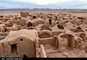 این قلعه ۳ طبقه خشت و گلی که ۷۷۹۰ مترمربع مساحت دارد و در روستای سریزد از توابع مهریز استان یزد واقع شده‌ بنایی با کاربری حکومتی و دفاعی بوده‌است اما این قلعه ویژگی منحصر به فردی دارد.
