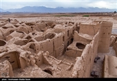 این بنا ۴۶۸ حجره دارد که هر کدام از آنها متعلق به یک خانواده بوده تا اشیاء با ارزش خود را در آن نگهداری کنند و در هنگام هجوم دشمن نیز در این حجره‌ها پناه بگیرند بنابراین قلعه سریزد در واقع  به عنوان قدیمی‌ترین صندوق امانات بانکی تاریخ شناخته‌ می‌شود.