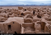 این بنا ۴۶۸ حجره دارد که هر کدام از آنها متعلق به یک خانواده بوده تا اشیاء با ارزش خود را در آن نگهداری کنند و در هنگام هجوم دشمن نیز در این حجره‌ها پناه بگیرند بنابراین قلعه سریزد در واقع  به عنوان قدیمی‌ترین صندوق امانات بانکی تاریخ شناخته‌ می‌شود.