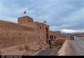 این بنا ۴۶۸ حجره دارد که هر کدام از آنها متعلق به یک خانواده بوده تا اشیاء با ارزش خود را در آن نگهداری کنند و در هنگام هجوم دشمن نیز در این حجره‌ها پناه بگیرند بنابراین قلعه سریزد در واقع  به عنوان قدیمی‌ترین صندوق امانات بانکی تاریخ شناخته‌ می‌شود.