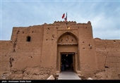 این قلعه ۳ طبقه خشت و گلی که ۷۷۹۰ مترمربع مساحت دارد و در روستای سریزد از توابع مهریز استان یزد واقع شده‌ بنایی با کاربری حکومتی و دفاعی بوده‌است اما این قلعه ویژگی منحصر به فردی دارد.