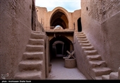 این قلعه ۳ طبقه خشت و گلی که ۷۷۹۰ مترمربع مساحت دارد و در روستای سریزد از توابع مهریز استان یزد واقع شده‌ بنایی با کاربری حکومتی و دفاعی بوده‌است اما این قلعه ویژگی منحصر به فردی دارد.