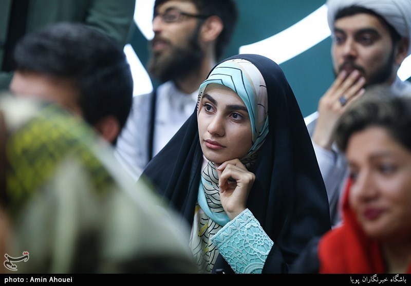 حضور فاطمه افشاریان شاعر در رونمایی از پنجمین مجموعه شعر سیدحمیدرضا برقعی