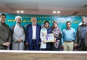 اهدای مدال مهلا مومن‌زاده به موزه آستان قدس رضوی