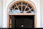 مسجد دو مناره واقع درمحلهٔ میان قلعه سقز و در دامنه یگانه تپه تاریخی داخل شهر،یعنی نارین قلعه یعنی بافت قدیم شهر سقز واقع شده است.