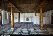 مسجد دو مناره واقع درمحلهٔ میان قلعه سقز و در دامنه یگانه تپه تاریخی داخل شهر،یعنی نارین قلعه یعنی بافت قدیم شهر سقز واقع شده است.