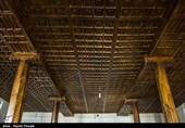 مسجد دو مناره واقع درمحلهٔ میان قلعه سقز و در دامنه یگانه تپه تاریخی داخل شهر،یعنی نارین قلعه یعنی بافت قدیم شهر سقز واقع شده است.