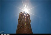 مسجد دو مناره واقع درمحلهٔ میان قلعه سقز و در دامنه یگانه تپه تاریخی داخل شهر،یعنی نارین قلعه یعنی بافت قدیم شهر سقز واقع شده است.