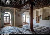 مسجد دو مناره واقع درمحلهٔ میان قلعه سقز و در دامنه یگانه تپه تاریخی داخل شهر،یعنی نارین قلعه یعنی بافت قدیم شهر سقز واقع شده است.