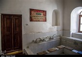 مسجد دو مناره واقع درمحلهٔ میان قلعه سقز و در دامنه یگانه تپه تاریخی داخل شهر،یعنی نارین قلعه یعنی بافت قدیم شهر سقز واقع شده است.