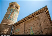 با توجه به کاشی کاری‌های این مسجد که بیشتر به اواخر افشاریه و اوایل زندیه مربوط و خصوصیات آن دوران را دارد، می‌توان گفت که بنا مربوط به دوره افشاریه است. این مسجد در سال 1378 با شماره ثبتی 2600، جزو آثار ملی کشور ثبت شده است.