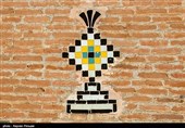 با توجه به کاشی کاری‌های این مسجد که بیشتر به اواخر افشاریه و اوایل زندیه مربوط و خصوصیات آن دوران را دارد، می‌توان گفت که بنا مربوط به دوره افشاریه است. این مسجد در سال 1378 با شماره ثبتی 2600، جزو آثار ملی کشور ثبت شده است.