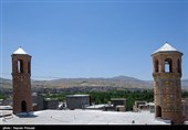 مسجد دو مناره واقع درمحلهٔ میان قلعه سقز و در دامنه یگانه تپه تاریخی داخل شهر،یعنی نارین قلعه یعنی بافت قدیم شهر سقز واقع شده است.