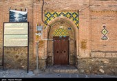 با توجه به کاشی کاری‌های این مسجد که بیشتر به اواخر افشاریه و اوایل زندیه مربوط و خصوصیات آن دوران را دارد، می‌توان گفت که بنا مربوط به دوره افشاریه است. این مسجد در سال 1378 با شماره ثبتی 2600، جزو آثار ملی کشور ثبت شده است.