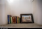 مسجد دو مناره واقع درمحلهٔ میان قلعه سقز و در دامنه یگانه تپه تاریخی داخل شهر،یعنی نارین قلعه یعنی بافت قدیم شهر سقز واقع شده است.