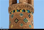 با توجه به کاشی کاری‌های این مسجد که بیشتر به اواخر افشاریه و اوایل زندیه مربوط و خصوصیات آن دوران را دارد، می‌توان گفت که بنا مربوط به دوره افشاریه است. این مسجد در سال 1378 با شماره ثبتی 2600، جزو آثار ملی کشور ثبت شده است.