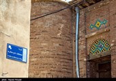 با توجه به کاشی کاری‌های این مسجد که بیشتر به اواخر افشاریه و اوایل زندیه مربوط و خصوصیات آن دوران را دارد، می‌توان گفت که بنا مربوط به دوره افشاریه است. این مسجد در سال 1378 با شماره ثبتی 2600، جزو آثار ملی کشور ثبت شده است.